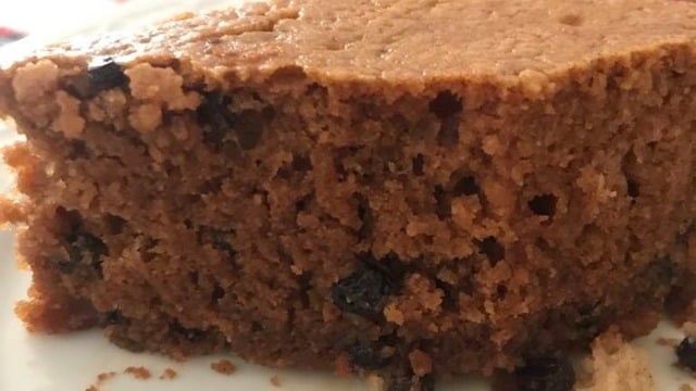Islak Islak: Kuş Üzümlü Pekmez Soslu Kek