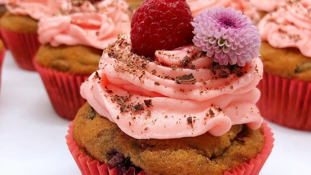 Şık Davetlere: Frambuazlı Cupcake