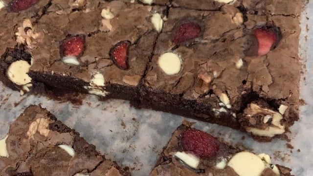 Kokusu Evi Doldursun: Çilekli Brownie