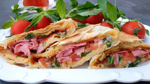 Oldukça Doyurucu: Lavaştan Kahvaltılık Omlet Dürüm