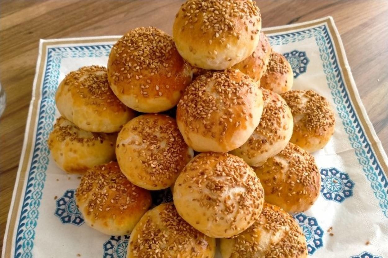 Pofuduk Görünümüyle: Bol Susamlı Peynirli Poğaça