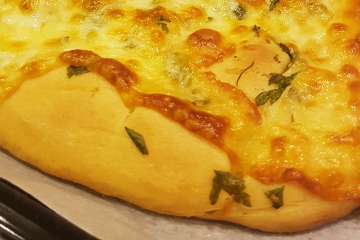 Kokusu Evi Sarsın: Sarımsaklı Kaşarlı Ekmek