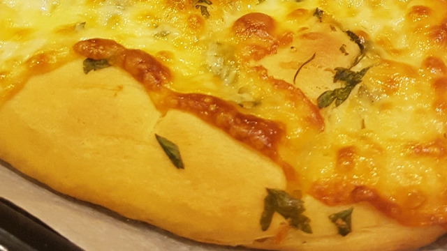 Kokusu Evi Sarsın: Sarımsaklı Kaşarlı Ekmek