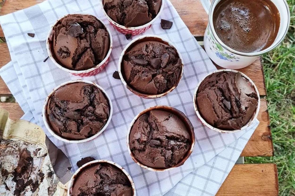 Sufleden Rol Çalar: Çikolatalı Islak Pamuk Muffinler
