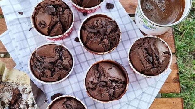 Sufleden Rol Çalar: Çikolatalı Islak Pamuk Muffinler