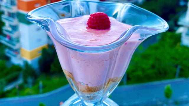 Rengi Şahane: Kupta Frambuazlı Cheesecake