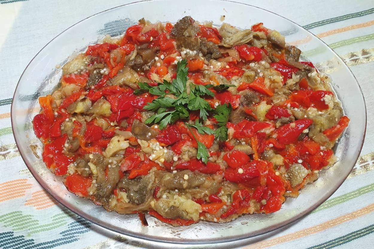 Yemekleri Tamamlayıcı Lezzet: Köz Patlıcan ve Biber Salatası