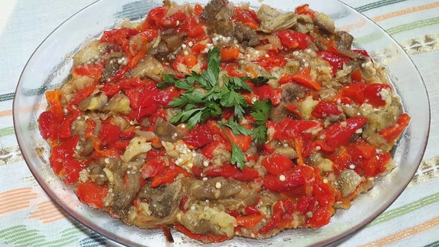 Yemekleri Tamamlayıcı Lezzet: Köz Patlıcan ve Biber Salatası