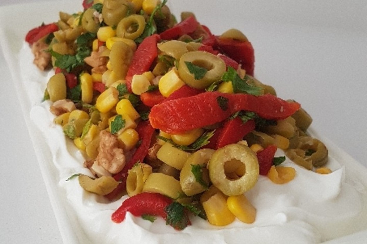 Labneli ve Yoğurtlu: Yeşil Zeytin Salatası