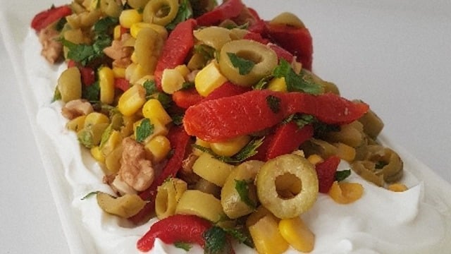 Labneli ve Yoğurtlu: Yeşil Zeytin Salatası