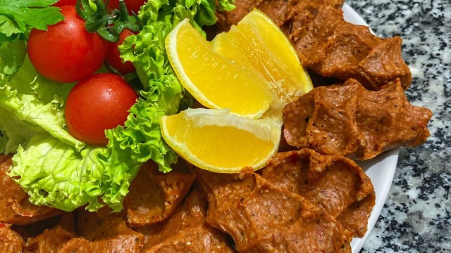 Tam Tutan Kıvamıyla: Ev Yapımı Çiğ Köfte
