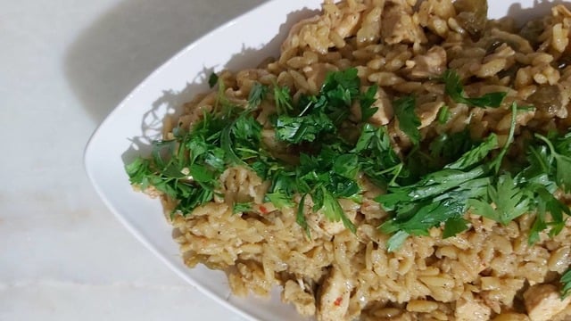 Hint Rüzgarı Essin: Körili Tavuklu Arpa Pilavı