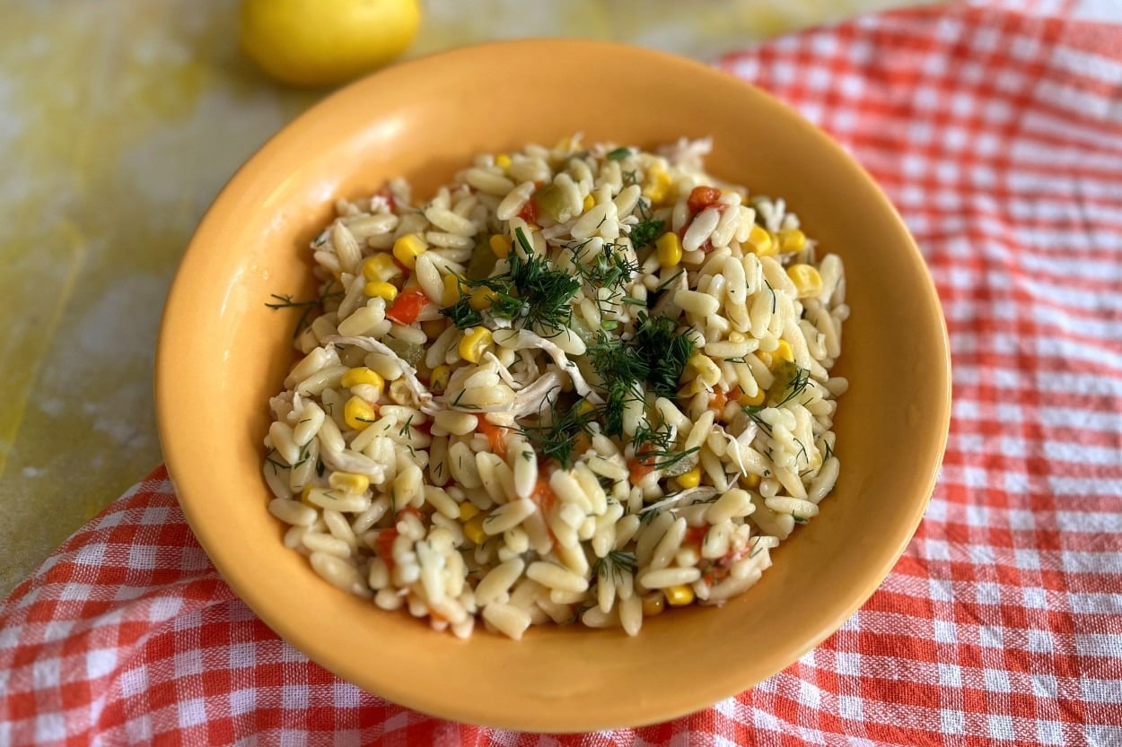 Doyurucu: Tavuklu Arpa Şehriye Salatası