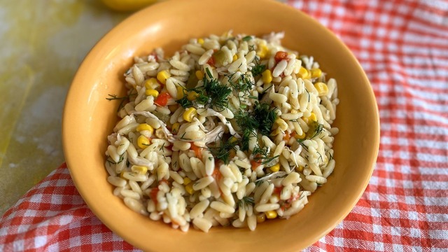Doyurucu: Tavuklu Arpa Şehriye Salatası