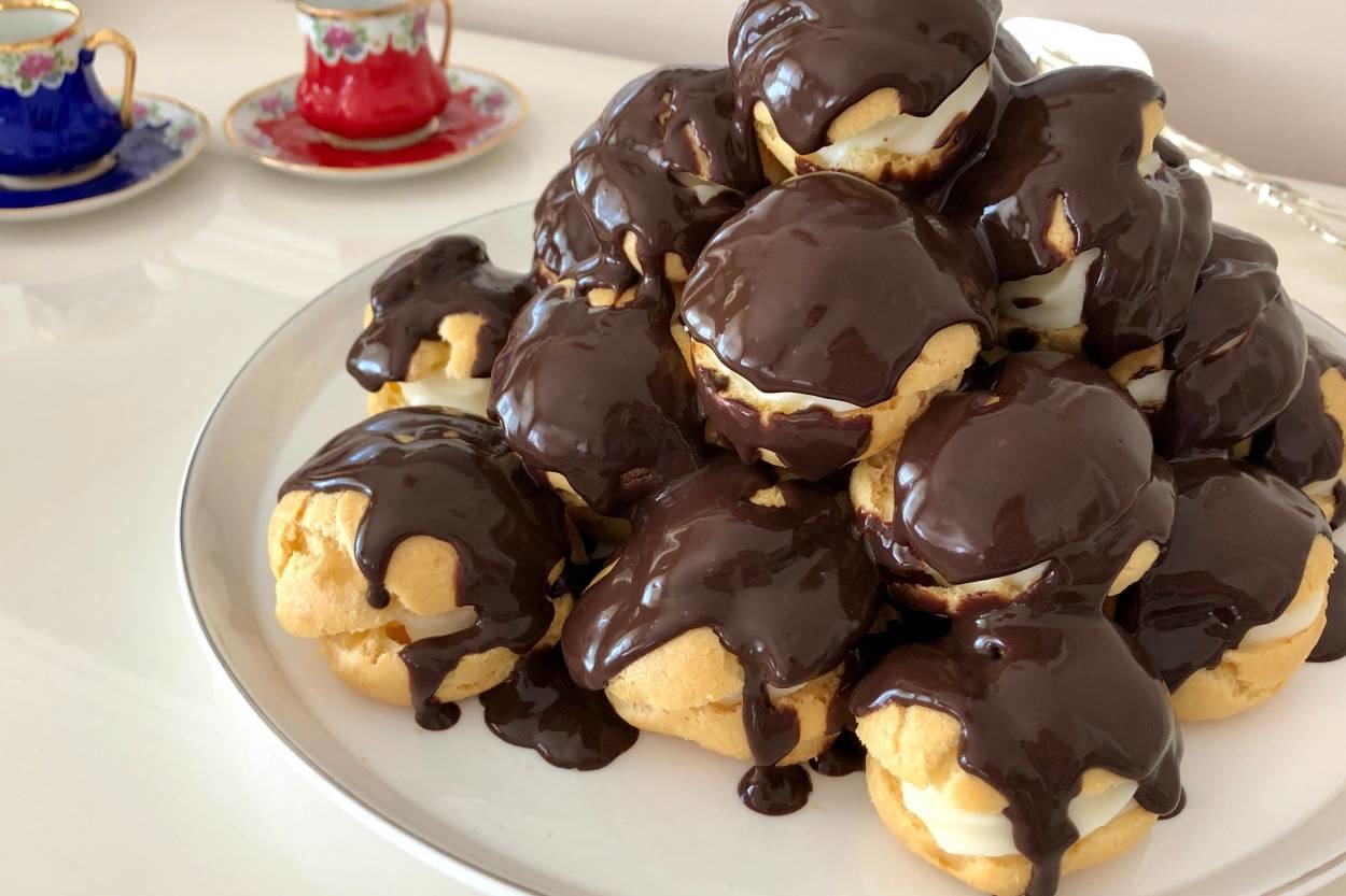 Kimisinin Aşkı: Çikolata Soslu Profiterol