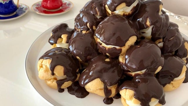 Kimisinin Aşkı: Çikolata Soslu Profiterol
