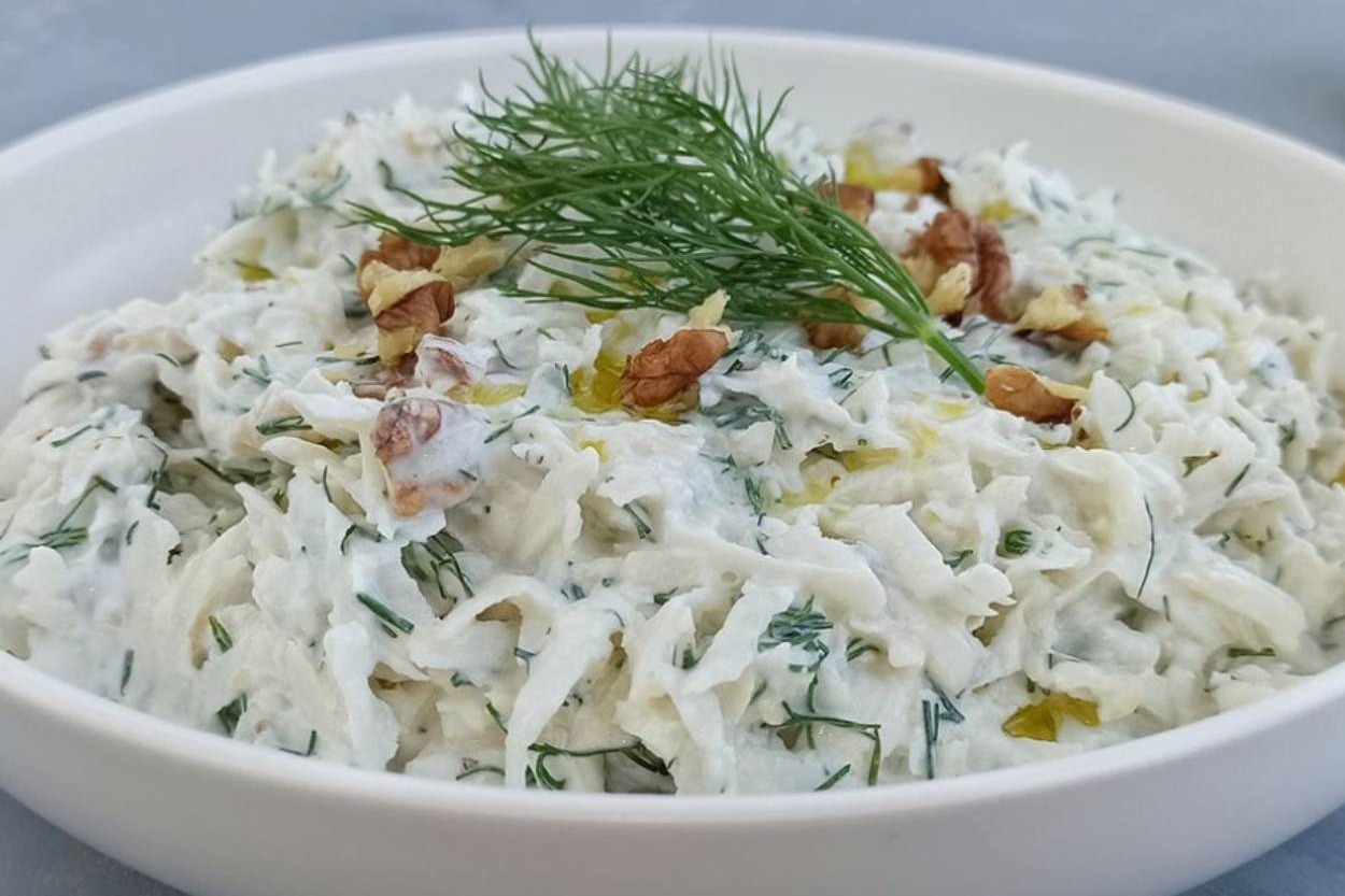 Akşam Yemeğin Yancı: Doyurucu Cevizli Yoğurtlu Salata