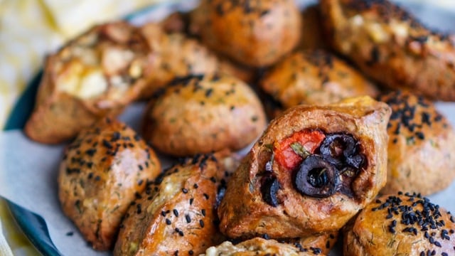 Çay Saatine Kıyır Kıyır: Siyez Unlu Mayasız Poğaça