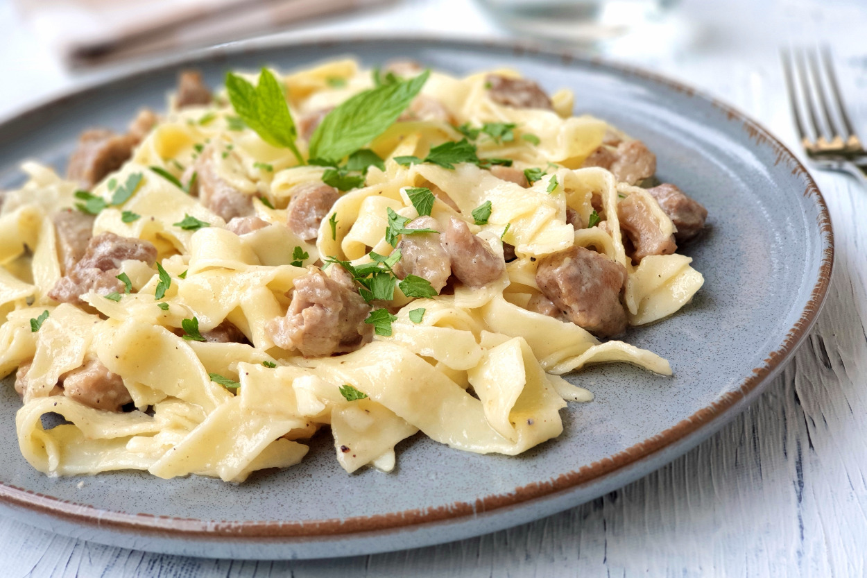 Üstelik Pratik: Hindili Fettuccine Alfredo Makarna