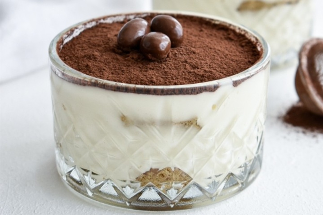Hafif ve Kolay: Kupta Kedidilli Tiramisu