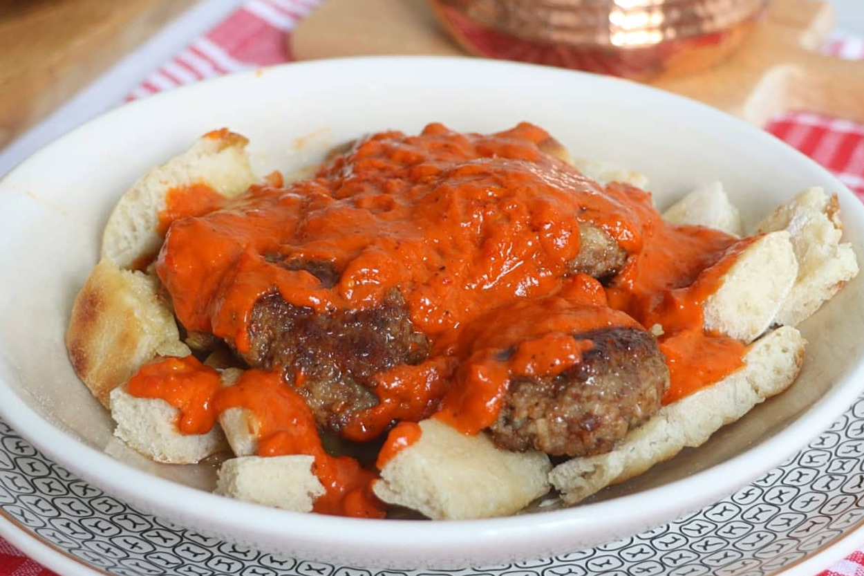 Bol Soslu: Pideli Köfte