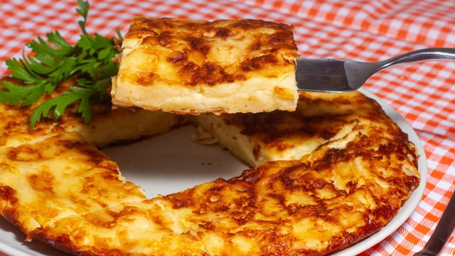 Tavada Pişiyor, Şipşak Hazır Oluyor: Peynirli Kırpık Börek