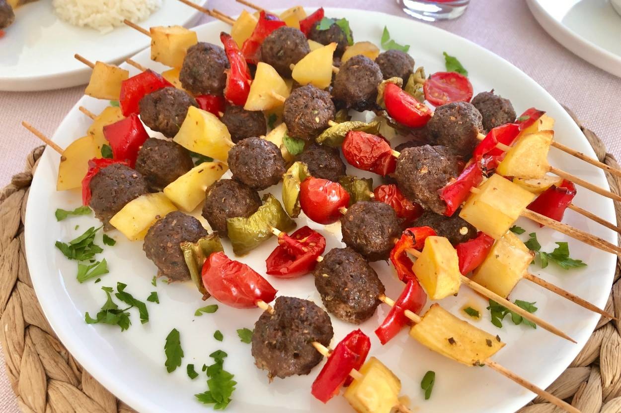 Fırında Üstelik: Çöp Şişte Sebzeli Köfte Dizme