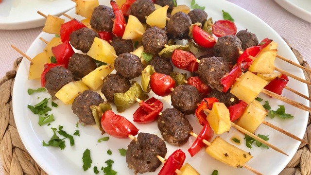 Fırında Üstelik: Çöp Şişte Sebzeli Köfte Dizme