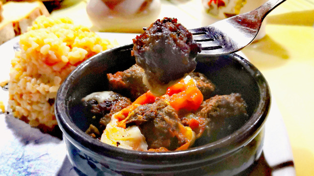 Sunumu Hazır: Güveçte Soslu Köfte