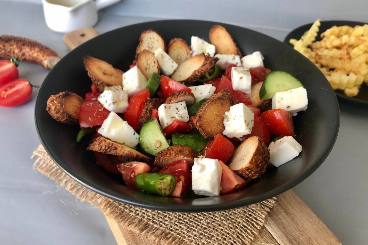 Kalanlar Değerlensin: Kıtır Simitli Salata