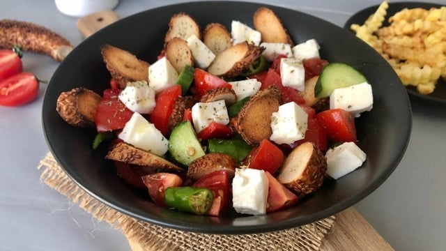 Kalanlar Değerlensin: Kıtır Simitli Salata