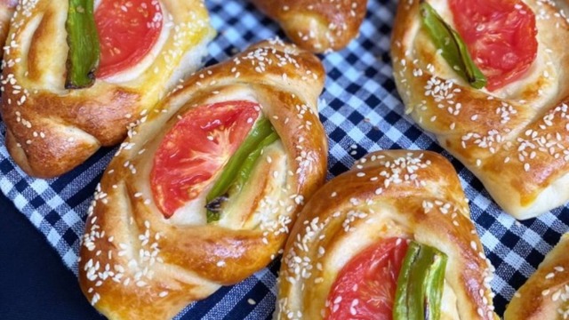 Kahvaltı ve Beş Çaylarına: Karnıyarık Poğaça