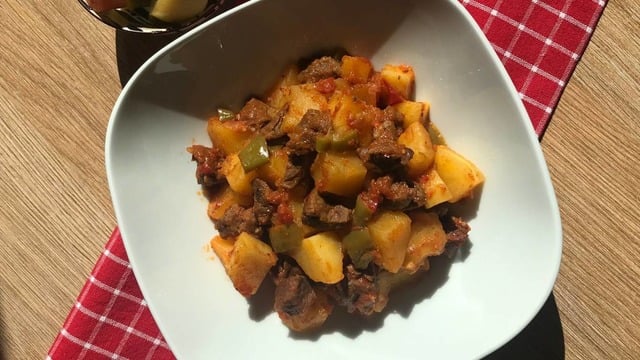 Evdeki Malzemelerle: Etli Patates Yemeği