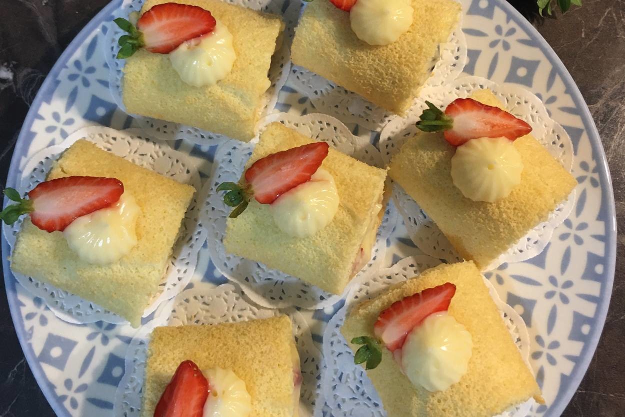 Her Dilimi Lezzet Dolu: Porsiyonluk Çilekli Rulo Pasta