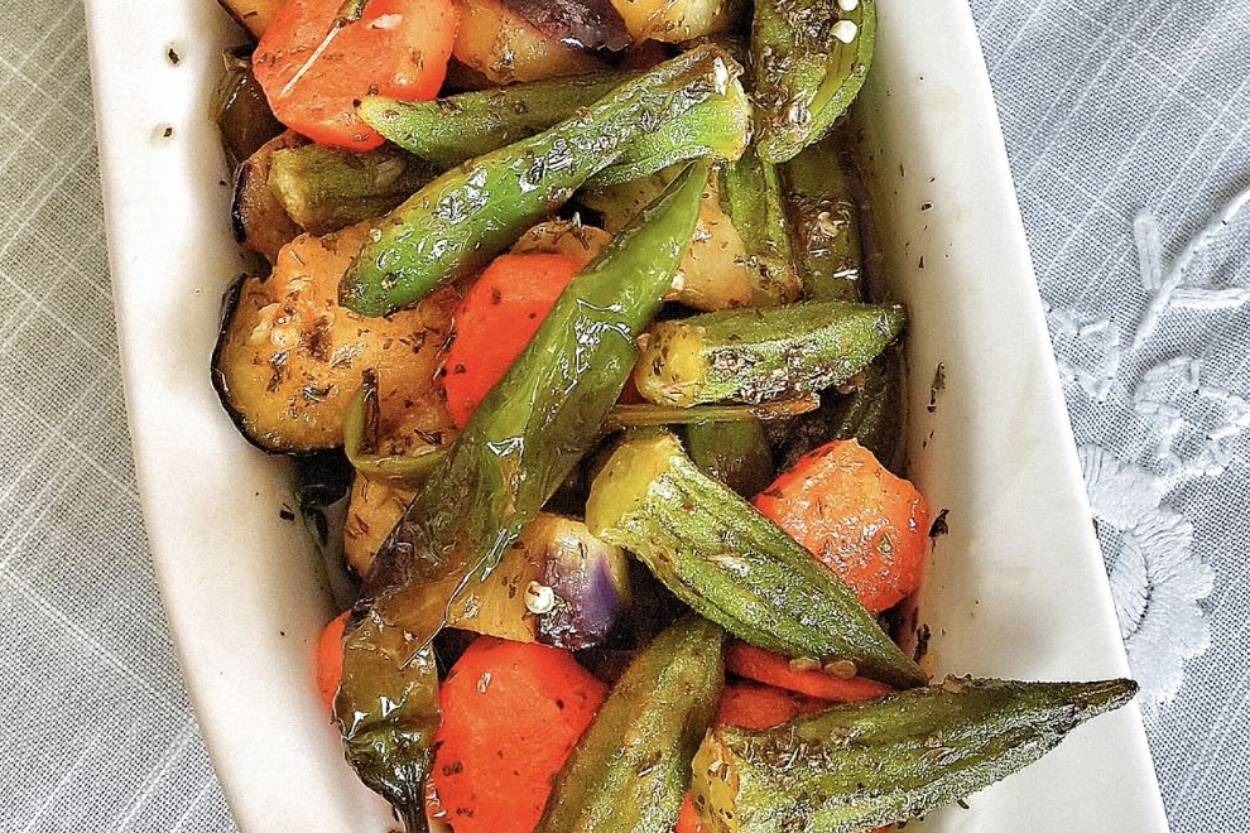 Yemeklerin Yanına: Sebzeli Salata
