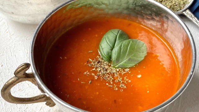Sofralarımızın Vazgeçilmezi: Kıvamında Domates Çorbası