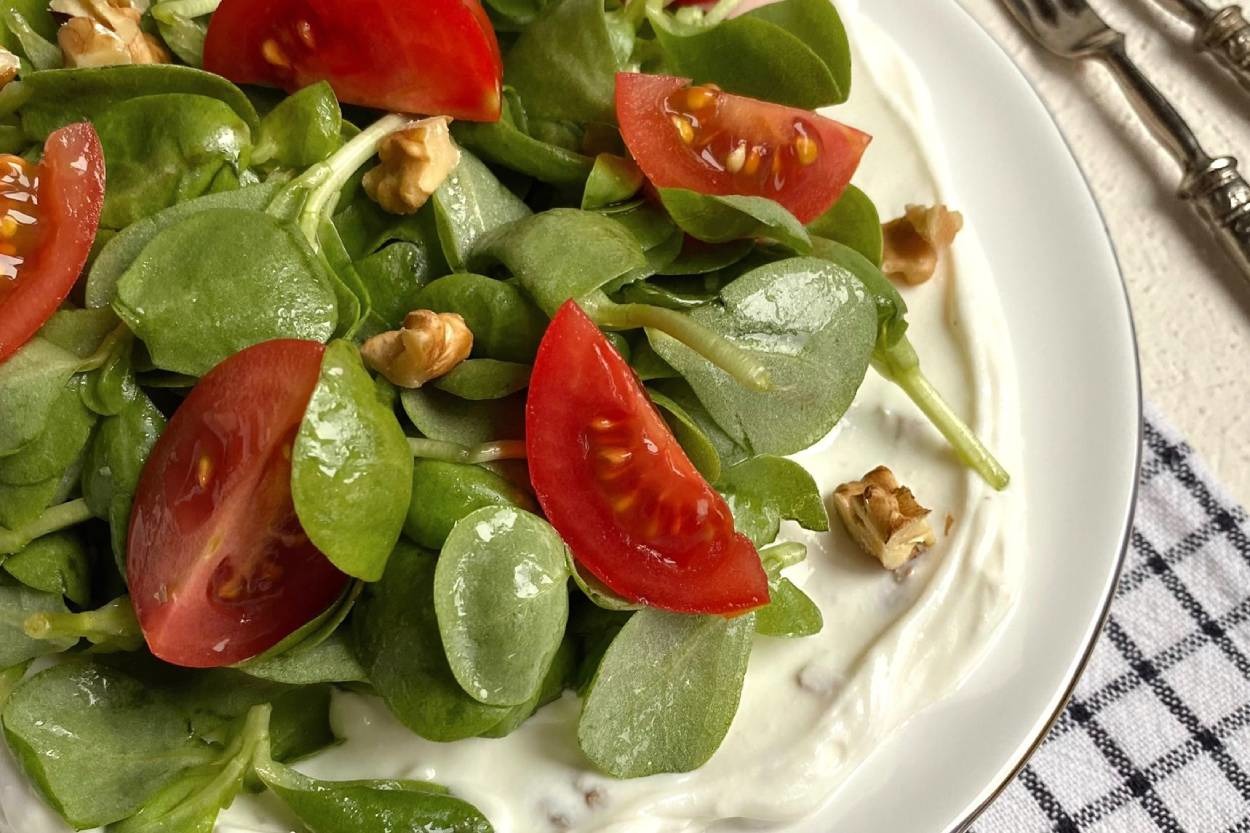 Görünümü ve Lezzetiyle: Ballı Semizotu Salatası