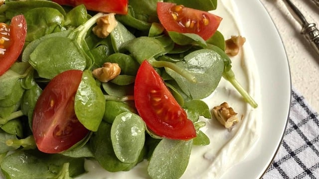 Görünümü ve Lezzetiyle: Ballı Semizotu Salatası