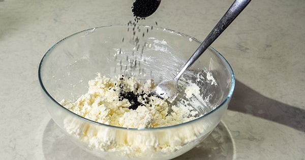 tost-makinesinde-peynirli-pofuduk