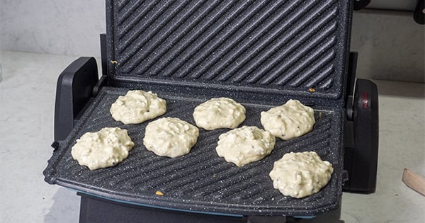 tost-makinesinde-peynirli-pofuduk