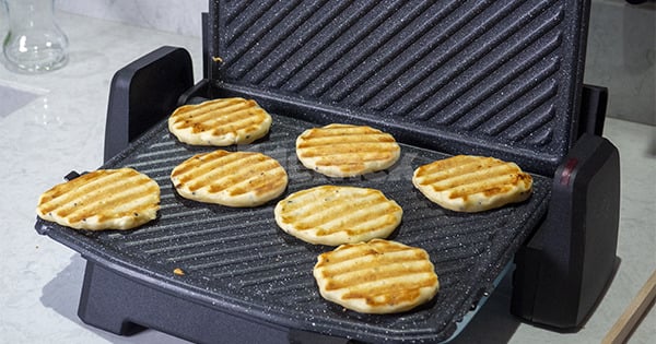 tost-makinesinde-peynirli-pofuduk