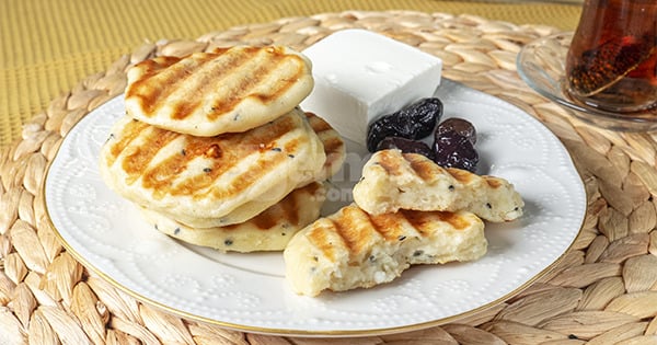 tost-makinesinde-peynirli-pofuduk