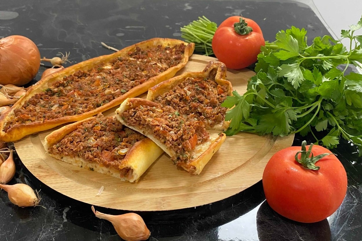 Nefis Hamuruyla: Kıymalı Pide