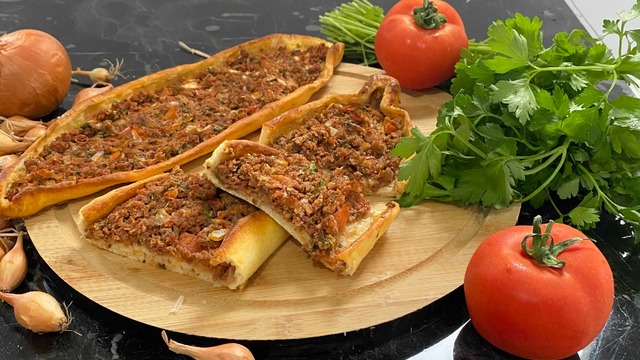 Nefis Hamuruyla: Kıymalı Pide