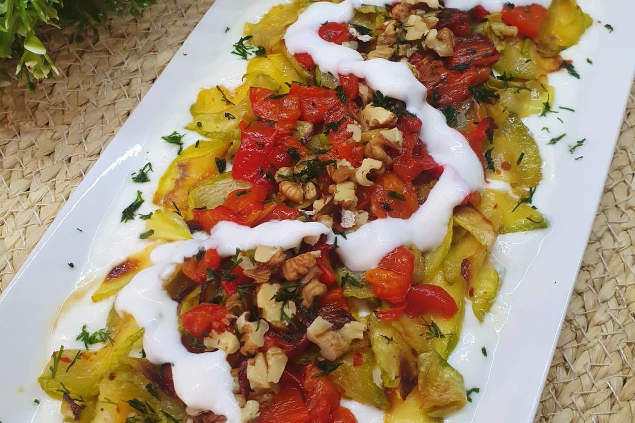 Her Yemeğin Yanına Yakışır: Süzme Yoğurt Yatağında Kabaklı Köz Biber Salatası