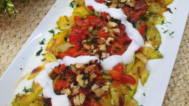 Her Yemeğin Yanına Yakışır: Süzme Yoğurt Yatağında Kabaklı Köz Biber Salatası