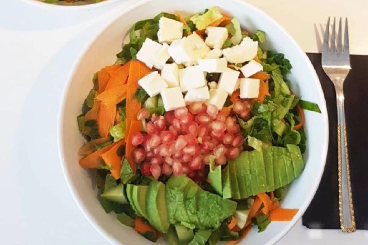 Doyurucu ve Pratik: Narlı Avokadolu Salata