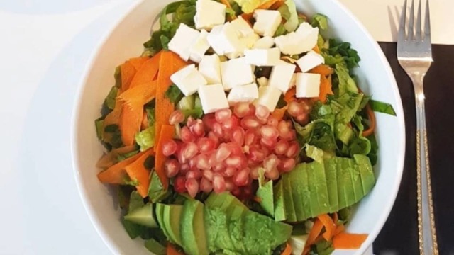 Doyurucu ve Pratik: Narlı Avokadolu Salata