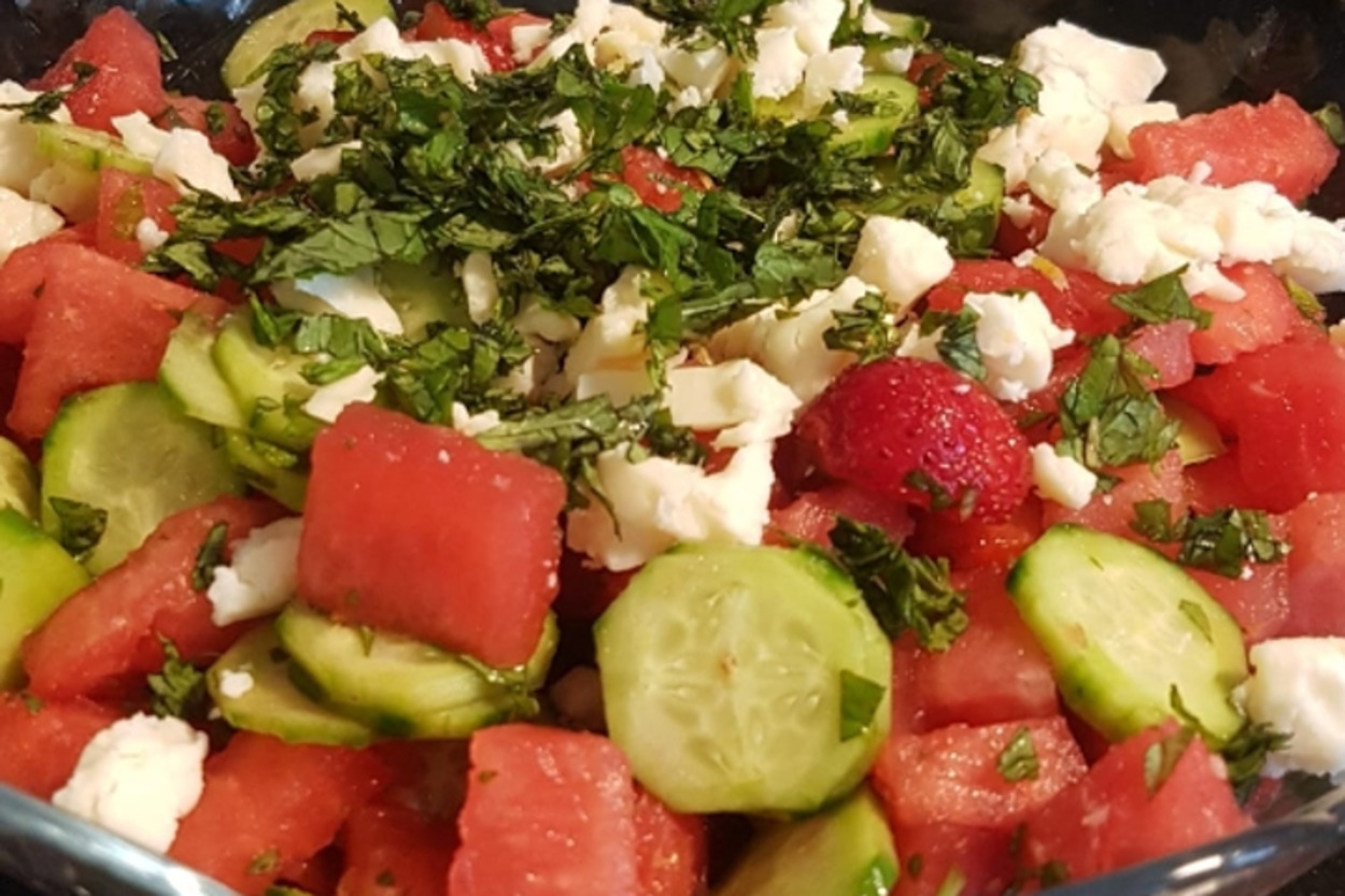 Her Çatalda Tazelesin: Karpuzlu Salatalıklı Ferah Salata