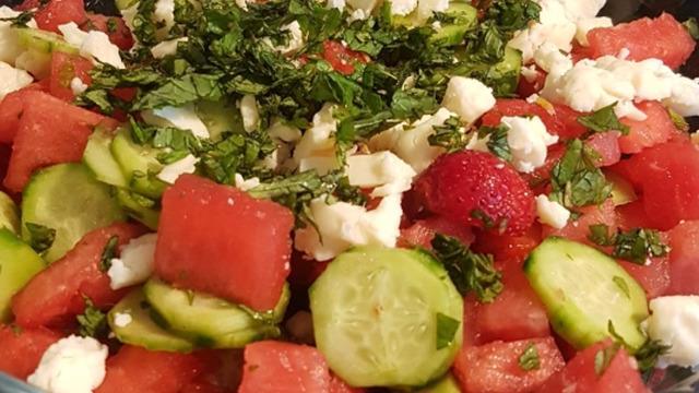 Her Çatalda Tazelesin: Karpuzlu Salatalıklı Ferah Salata